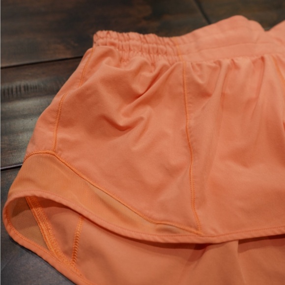 Lululemon Hotty Hot Short 2.5 Inch Inseam, Orange, Size 6 - Picture 3 of 5
